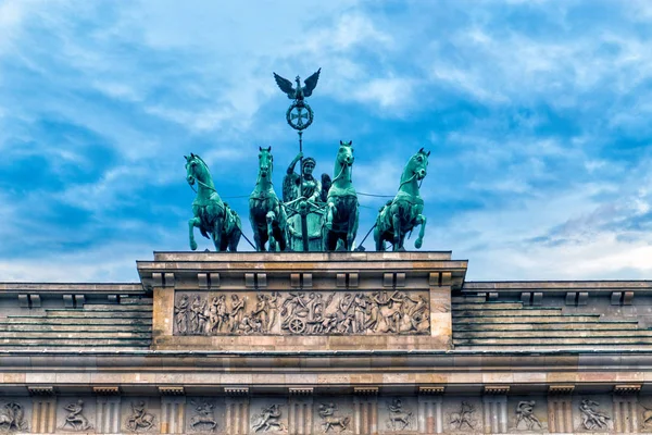 В Европе. Германия. Фабрегас на вершине пьедестала почета в Берлине — стоковое фото