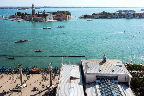 Europa. Italien. Blick auf die Piazza San Marco von den Höhen mit Säulen mit Statuen der venezianischen Symbole, die das Tor von Venedig genannt werden — Stockfoto