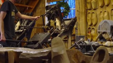 Zaanse Schans'a. Amsterdam Aralık 2018. Ahşap-Klomp geleneksel Hollanda ayakkabı üreticisi yaptı