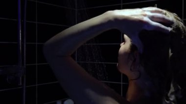 Genç kadın güzel bir banyo duş alıyor