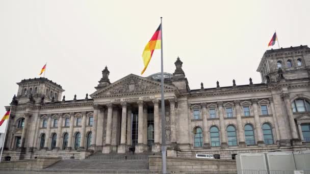 Berna. Alemanha. Parlamento do Bundestag e a bandeira alemã em desenvolvimento — Vídeo de Stock