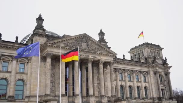 Berlin.Germany. Parliament of the Bundestag and the developing German flag — Stock Video