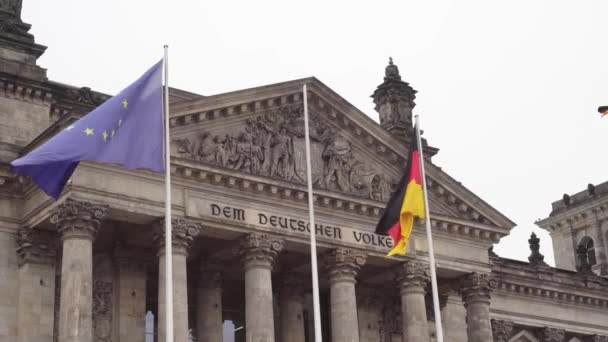 Berlin.deutsche. Bundestag und die sich entwickelnde Deutschlandfahne — Stockvideo