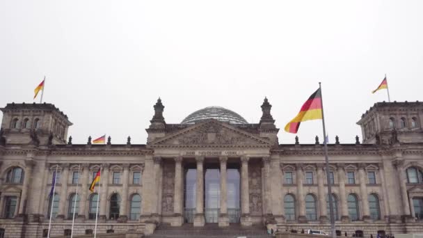 Berlín. Alemania. Parlamento del Bundestag y la bandera alemana en desarrollo — Vídeo de stock