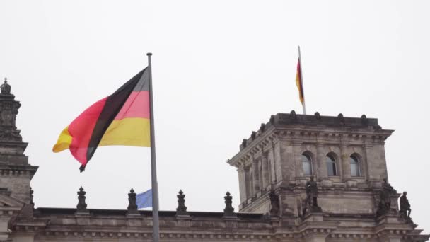 柏林. 德国. 联邦议院议会和正在发展中的德国国旗 — 图库视频影像