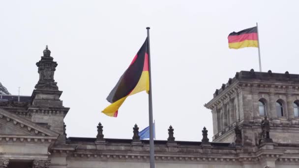 Берлин. Германия. Парламент Бундестага и развивающийся германский флаг — стоковое видео