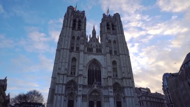 Bélgica. Catedral de São Miguel de Bruxelas contra o céu azul pela manhã — Vídeo de Stock