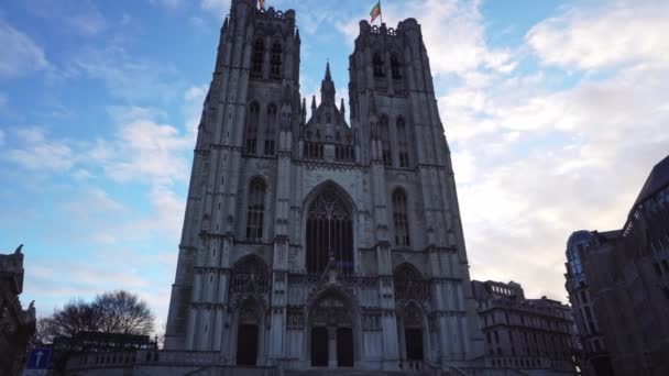 Belgique. Bruxelles Cathédrale Saint-Michaels contre le ciel bleu le matin — Video