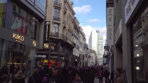 Belgien. Brüssel Dezember 2018. reger Verkehr auf der Einkaufsstraße an Heiligabend — Stockvideo