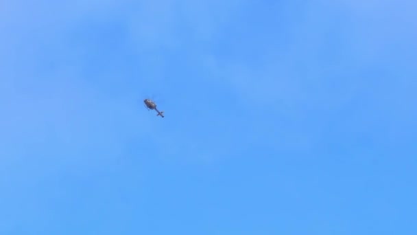 Weißer Hubschrauber fliegt gegen den blauen Himmel — Stockvideo