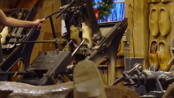 Zaanse Schans. Amsterdã dezembro 2018. Fabricante de sapatos holandeses tradicionais feitos de madeira- Klomp — Vídeo de Stock