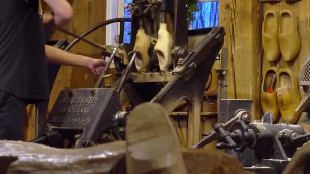 Zaanse Schans. Amsterdam décembre 2018. Fabricant de chaussures néerlandaises traditionnelles en bois- Klomp — Video