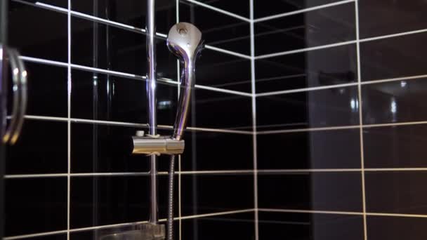 Hermoso paseo en la ducha con azulejos negros — Vídeo de stock