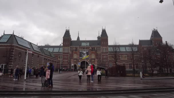 アムステルダム、オランダ。2018 年 12 月。博物館の前の人々 の動き — ストック動画
