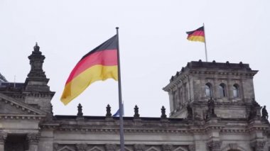 Berlin.Germany. parlamentosu Bundestag ve gelişmekte olan Alman bayrağı