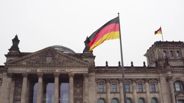 Berlin.Germany. Parlament Bundestagu a rozvíjející Německá vlajka — Stock video