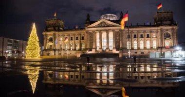 Almanya. Bundestag Berlin binada Noel zaman atlamalı, kış