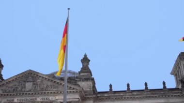 Berlin.Germany. parlamentosu Bundestag ve gelişmekte olan Alman bayrağı