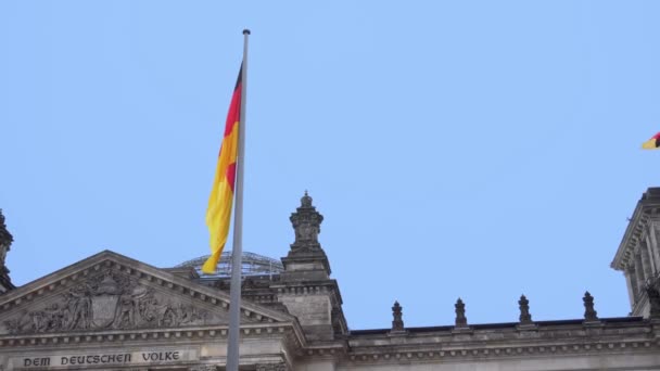 Berlin.deutsche. Bundestag und die sich entwickelnde Deutschlandfahne — Stockvideo