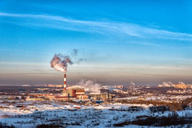 Bir kış öğleden sonra bir fabrika boru hava kirliliği