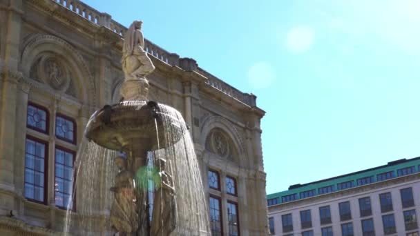 Wenen, oktober 2018. De Opera fontein op Vienna State Opera House — Stockvideo