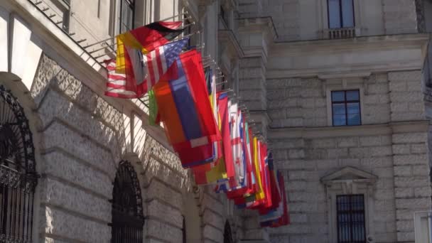 Flaggen der teilnehmenden OSZE-Staaten am Hauptquartier in Wien — Stockvideo