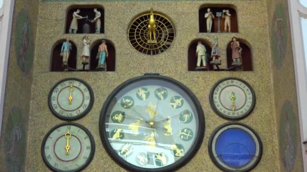Olomouc, Tjeckien September 2018: gamla astronomiska uret i den center i Olomouc — Stockvideo