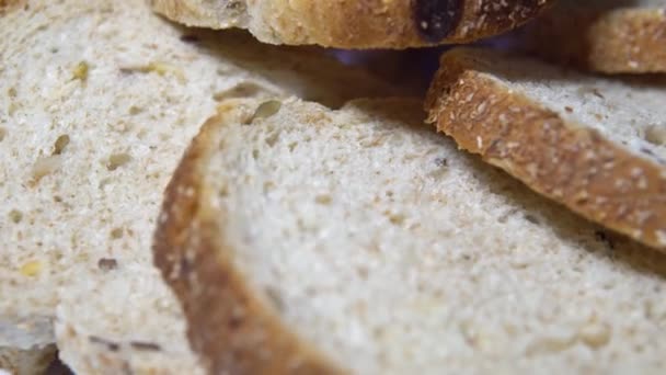 Свіжий запечений білий хліб на обід — стокове відео