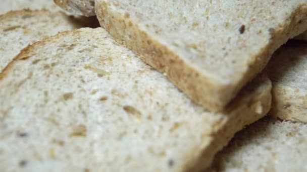 Pão branco fresco assado para o almoço — Vídeo de Stock