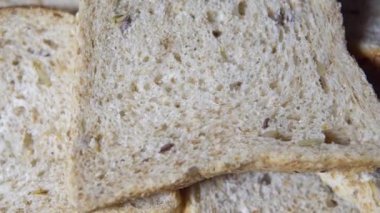 Beyaz ekmek öğle yemeği için fırından yeni çıkmış