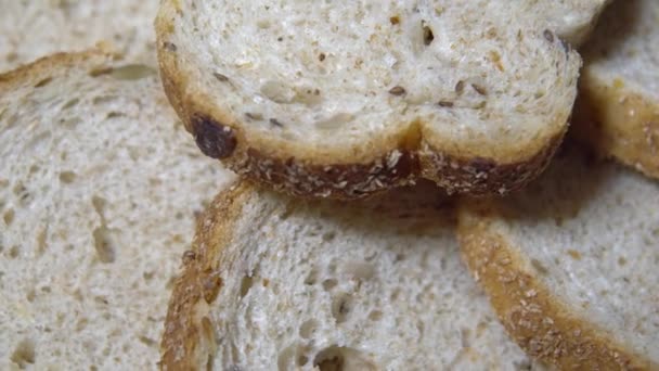 Čerstvě pečený bílý chléb na oběd — Stock video