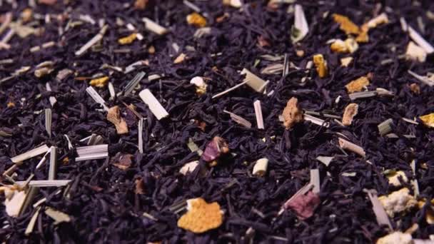 Hojas de té giratorias con la adición de cítricos secos — Vídeos de Stock