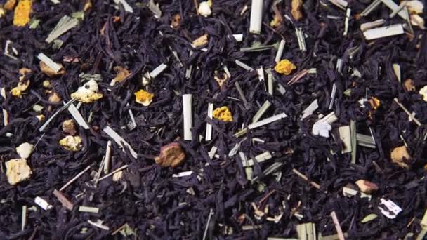 Rotierende Teeblätter mit Zusatz trockener Zitrusfrüchte — Stockvideo