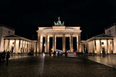 Avrupa. Berlin. Brandenburg Kapısı, gece