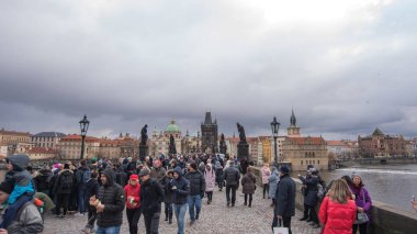 Prag. Çekya. Aralık 2018. Charles Köprüsü'nde turist yürüyüş
