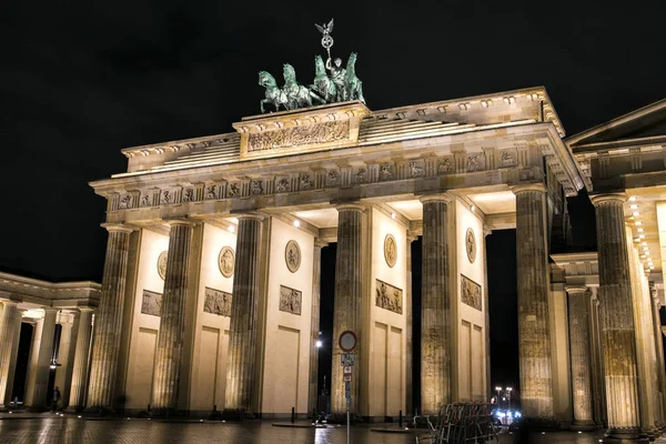 В Европе. Берлин. Бранденбургские ворота ночью — стоковое фото