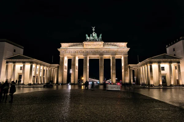 Avrupa. Berlin. Brandenburg Kapısı, gece