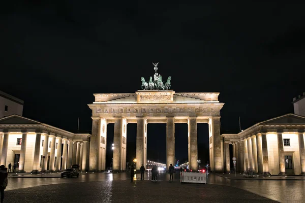 В Европе. Берлин. Бранденбургские ворота ночью — стоковое фото