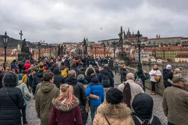Prag. Çekya. Aralık 2018. Charles Köprüsü'nde turist yürüyüş
