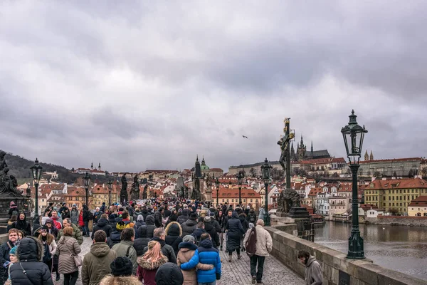 Prag. Çekya. Aralık 2018. Charles Köprüsü'nde turist yürüyüş