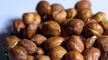 Fındık çekirdekleri yakın çekim Yumuşak döndürme.