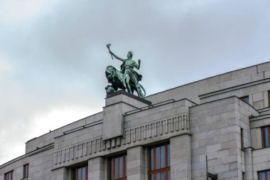 Prague, Çek Cumhuriyeti. Çek Ulusal Bankası'nda heykel