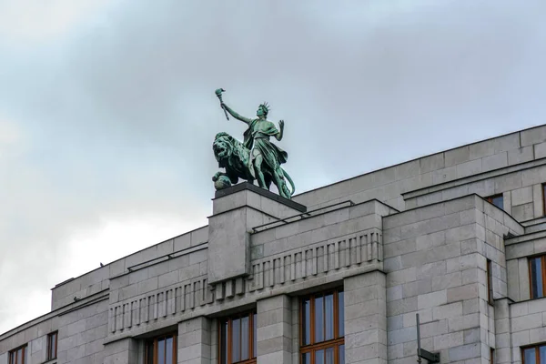 Prague, Çek Cumhuriyeti. Çek Ulusal Bankası'nda heykel