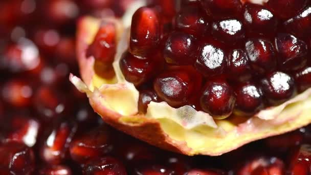 Pomalé rotace čerstvé červené granátové jablko semen — Stock video
