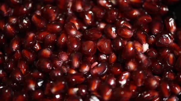 Rotação lenta de sementes de romã vermelha fresca — Vídeo de Stock