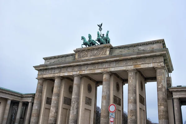 ヨーロッパ。ドイツ。ベルリンのブランデンブルク門の上にカドリガ — ストック写真
