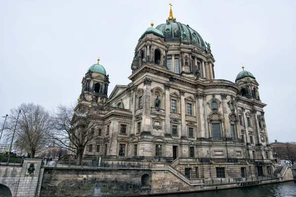 Berlínské katedrály na muzejní ostrov v německé metropoli — Stock fotografie