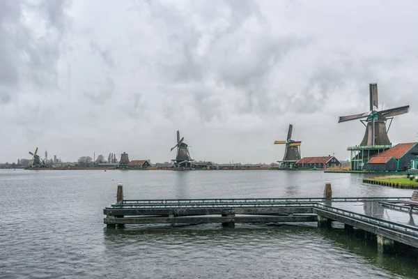 Países Baixos. Holanda. Moinhos de vento em Zaanse Schans — Fotografia de Stock
