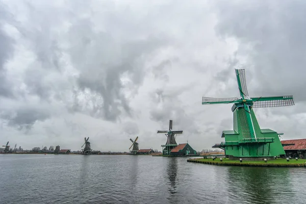 Países Baixos. Holanda. Moinhos de vento em Zaanse Schans — Fotografia de Stock