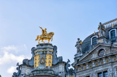 Altın heykel kare Grand Place Brüksel'deki binanın çatısında. Belçika